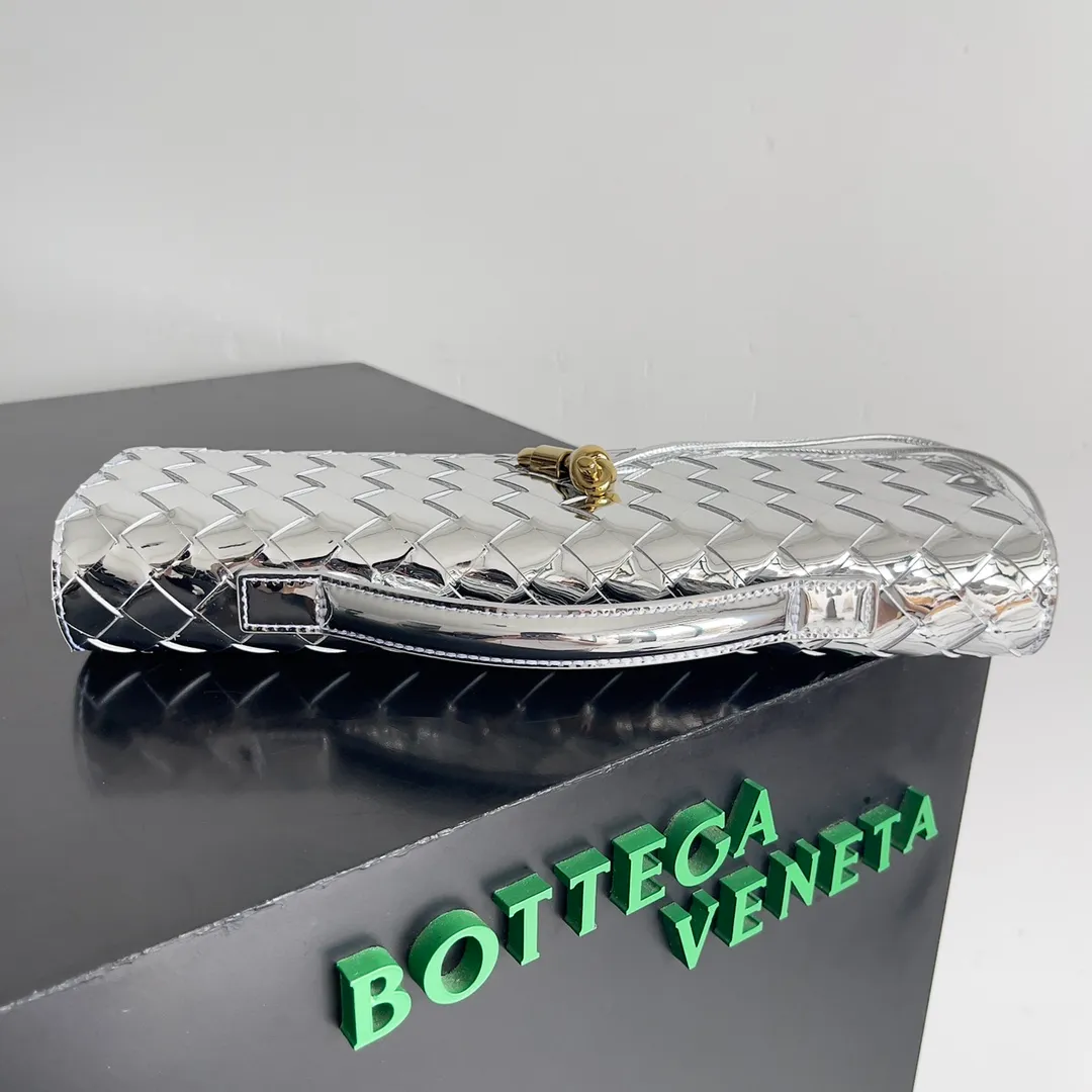 The batch of 1360 BV Andiamo evening handbags has been heavily planted again~ The designer aesthetics in the era of economic downturn are back. I fall in love with it at first sight and can't put it down. It's so beautiful and full of aura. The shape and texture are very competitive. It's light in weight and has sufficient capacity. It's a must-have for fashionistas. It's suitable for many occasions, minimalist, high-end and light luxury. Model No.: 741511 Size: 31*13*3cm
